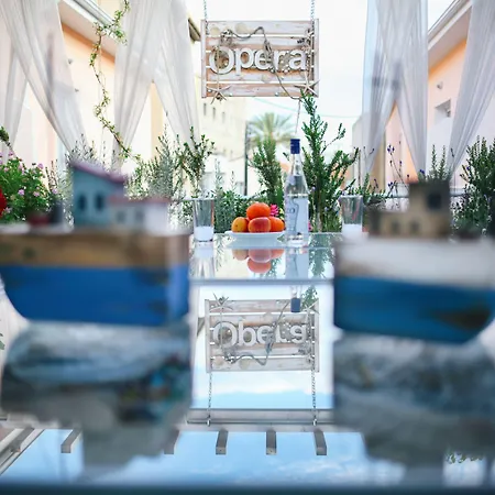 Opera Hotel *