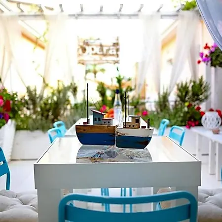 Opera Hotel *